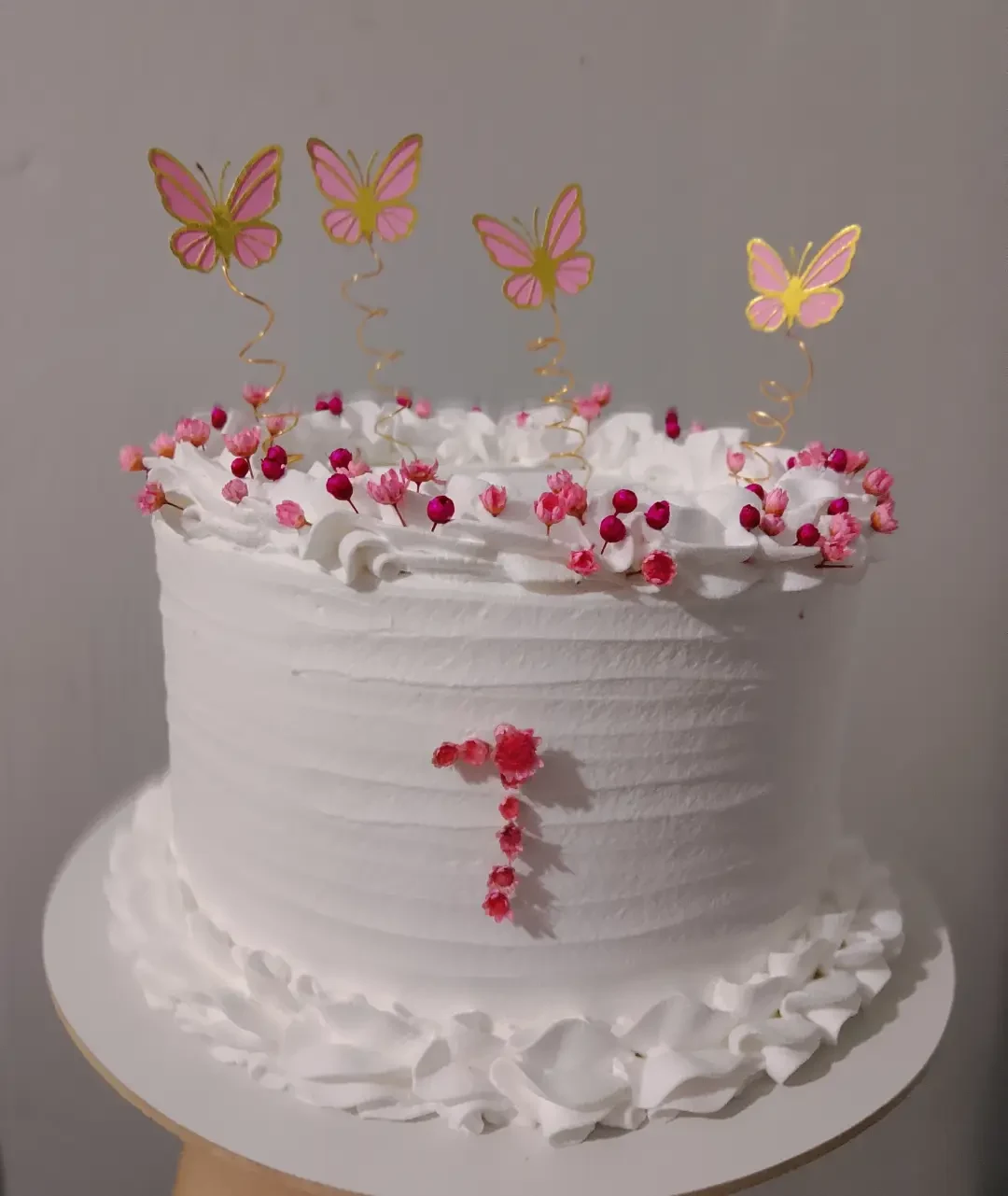 Bolo com borboletas — publicação de Flávia | Confeitaria Artesanal
