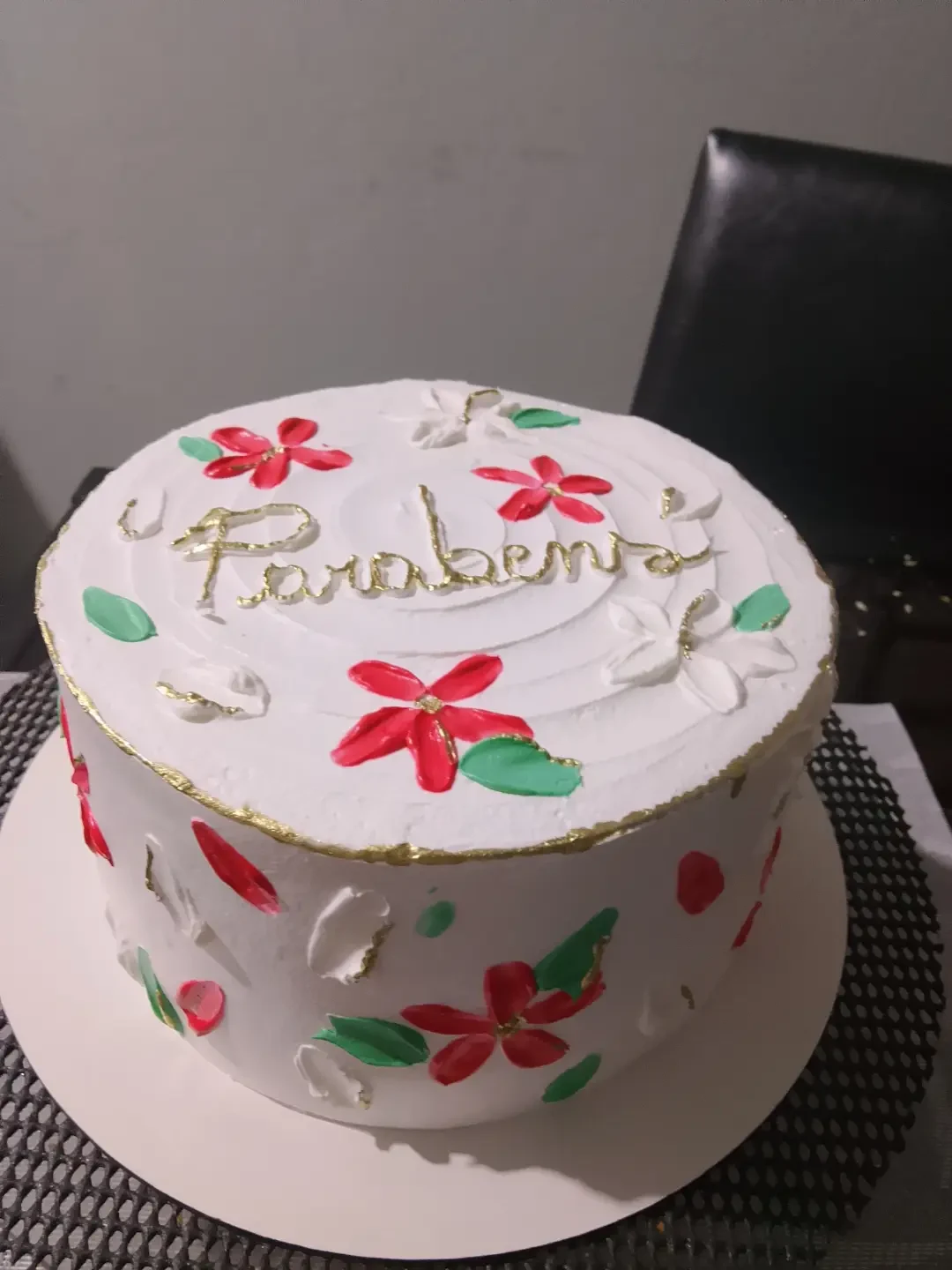Bolo com flores e laços — publicação de Flávia | Confeitaria Artesanal